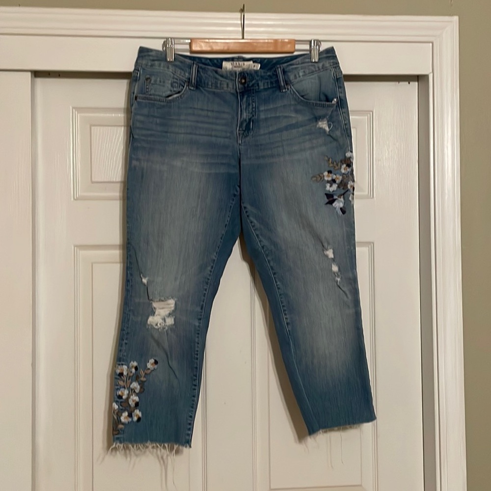 Embroidered cropped jeans